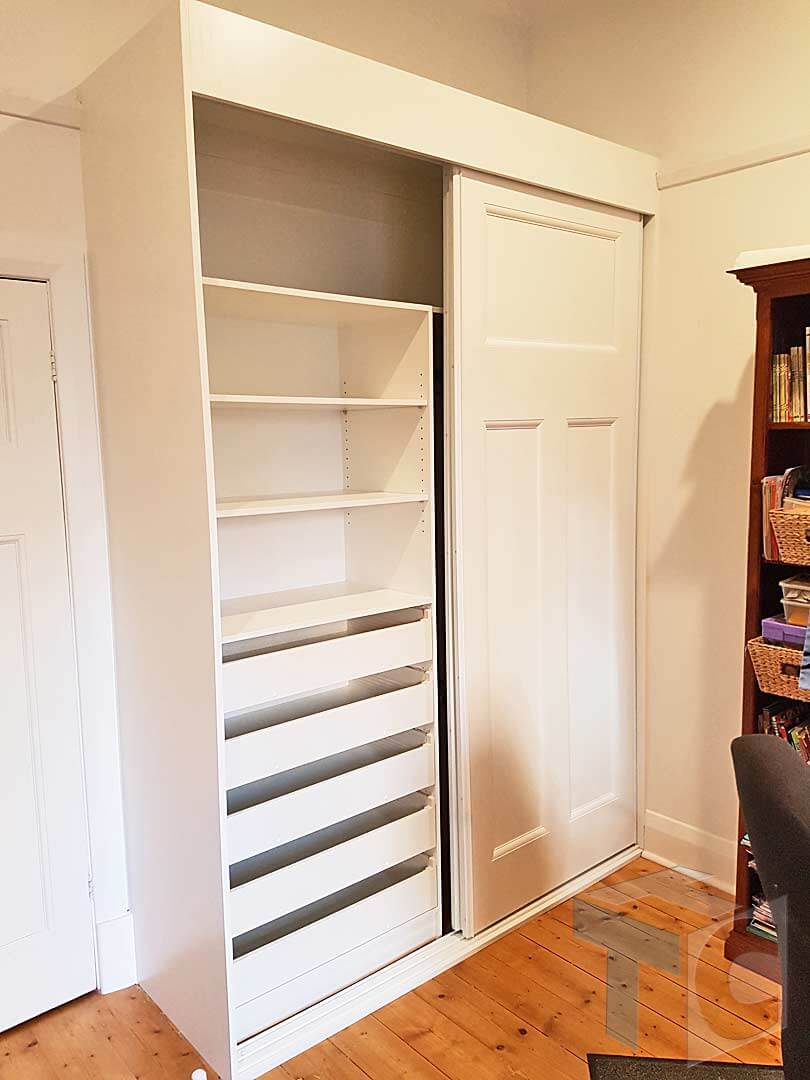 wardrobe built-in white with shelfs
